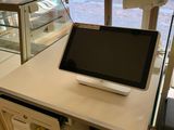 un ordinateur portable posé sur une table devant une vitrine