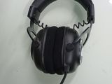 un casque noir muni d'un micro