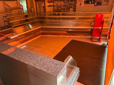 Magasin : Vitrines sèches ( 10 grilles)et réfrigérées ( 20 p…