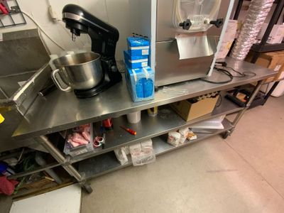 Une grande table inox sur roues 3 plateaux