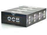 une boîte de feuilles à rouler OCB posée sur une surface blanche
