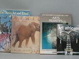 plusieurs livres sur une étagère, à côté d'une statue d'éléphant et d'autres livres