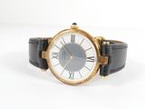 gros plan d'une montre-bracelet avec des chiffres romains sur le cadran