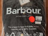 Le t-shirt Barbour est emballé dans du plastique et prêt à être expédié.