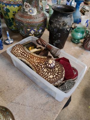 de nombreux vases et autres objets décoratifs posés sur la table