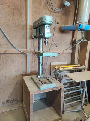 une perceuse posée sur une table dans une pièce en cours de construction