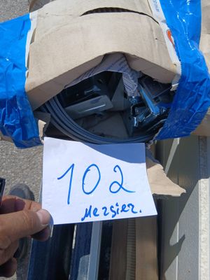 une personne tenant un morceau de papier sur lequel est inscrit un message