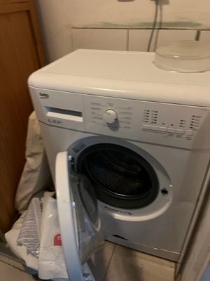 un lave-linge et un sèche-linge dans le coin d'une pièce