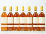 six bouteilles de vin alignées sur une table