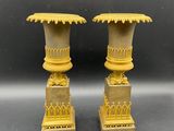 une paire de vases anciens en laiton sur socles, sur fond noir