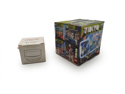 une petite boîte sur laquelle figure un jeu, à côté d'une boîte encore plus petite