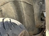 un gros plan d'un pneu de moto équipé d'un protège-pneu