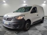 la camionnette blanche est garée sur le sol en damier d'une pièce