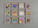il y a plein de jeux Nintendo sur la table