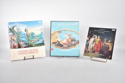 trois livres sont posés sur une table les uns à côté des autres