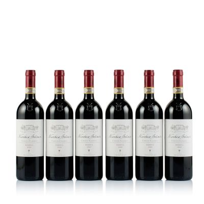 quatre bouteilles de vin rouge sont alignées