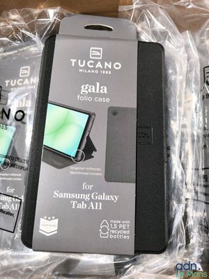 une boîte avec un téléphone à l'intérieur sur une table