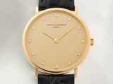 un gros plan d'une montre en or dont le cadran est serti de diamants