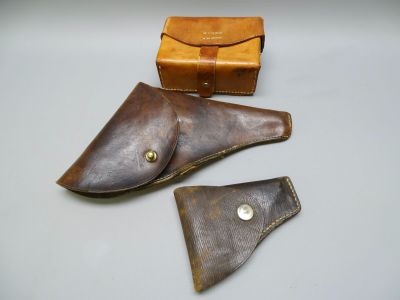 Deux morceaux de cuir sont posés l'un à côté de l'autre sur une table