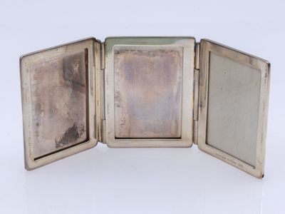 une petite boîte en argent contenant une photo