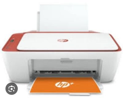 Imprimante de bureau HP avec du papier orange et une imprimante blanche