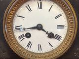 une horloge avec des chiffres romains sur le cadran