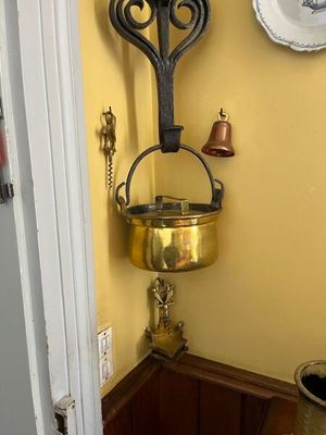 une horloge accrochée au mur, dans un coin de la pièce