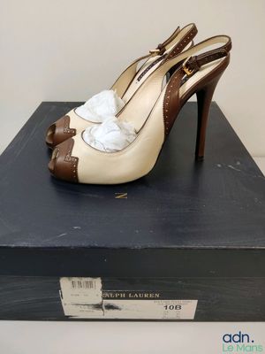 une image représentant une paire de chaussures à talons hauts posée sur une boîte
