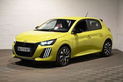 La voiture jaune est garée dans le garage, sur le sol à damier.