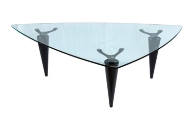 une photo d'une table basse avec un plateau en verre et des pieds noirs