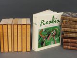 plusieurs livres sont empilés sur une table