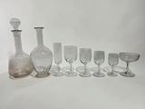 un groupe de verres à vin et une carafe sur une table