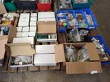 plusieurs cartons contenant divers composants électroniques, posés sur une palette