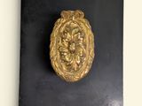 une plaque accrochée au mur sur laquelle est apposée une autre plaque