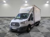 un camion blanc garé dans une grande pièce