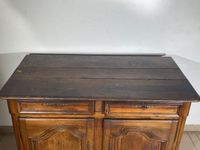 Buffet bas en noyer mouluré de réserves, ouvrant à deux tiro… (photo 2)
