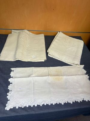 trois serviettes et deux serviettes posées sur une table