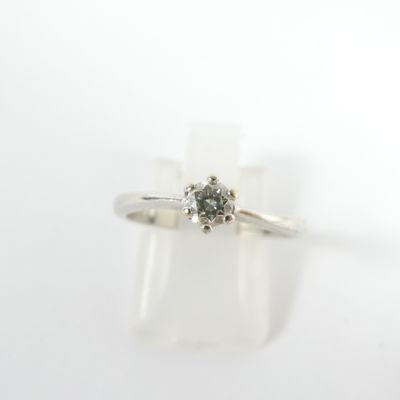 gros plan d'une bague en diamant sur fond blanc