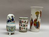 trois vases et une tasse posés sur une table
