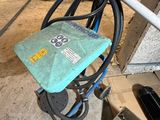 un vélo muni d'une selle, garé dans un garage