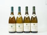 quatre bouteilles de vin sont alignées sur une surface blanche
