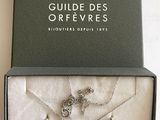 une boîte contenant un collier et des boucles d'oreilles