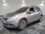 la voiture argentée est garée sur un sol en damier dans le garage