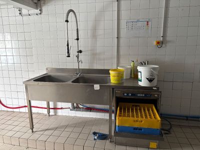 une cuisine avec un évier et un évier à l'intérieur