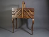 une petite table en bois avec deux tiroirs