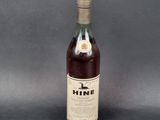 une bouteille de vin posée sur une table