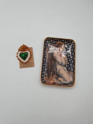 une petite image représentant une femme, sur laquelle figure un cœur vert