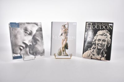 trois livres sont posés les uns à côté des autres sur une surface blanche