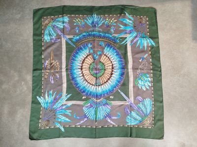 une photo d'un foulard carré orné d'un motif
