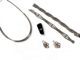 un gros plan sur une paire de boucles d'oreilles et une corde